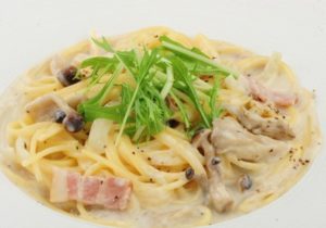 森のきのこのいろどりクリームパスタ